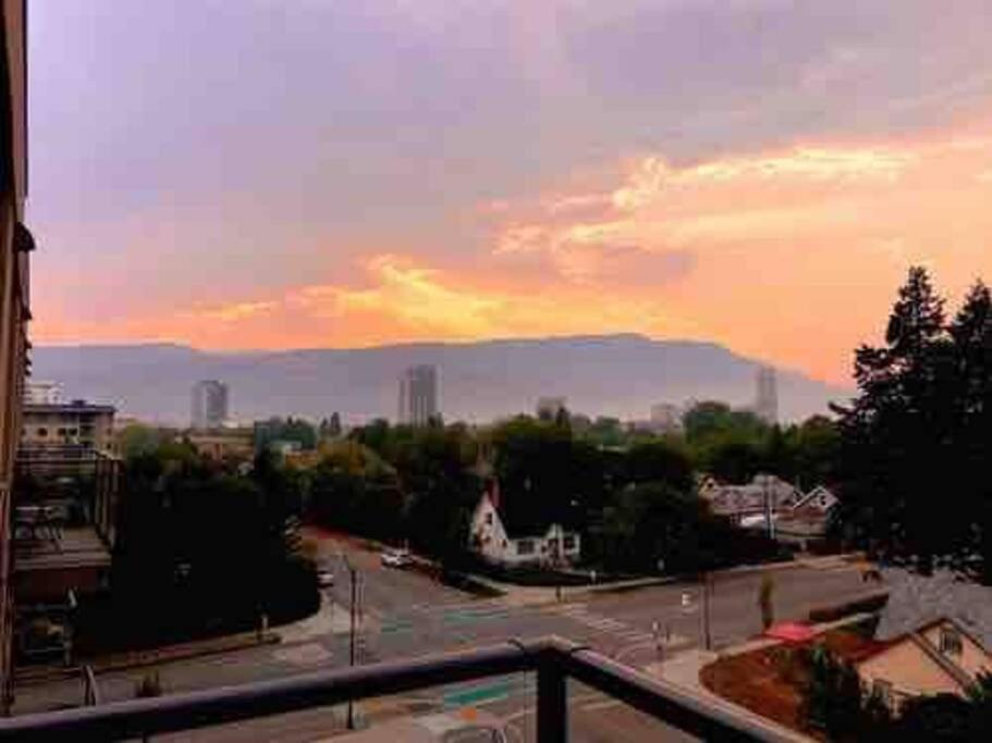Modern And Cozy Courtyard View Apartment Kelowna Exterior photo