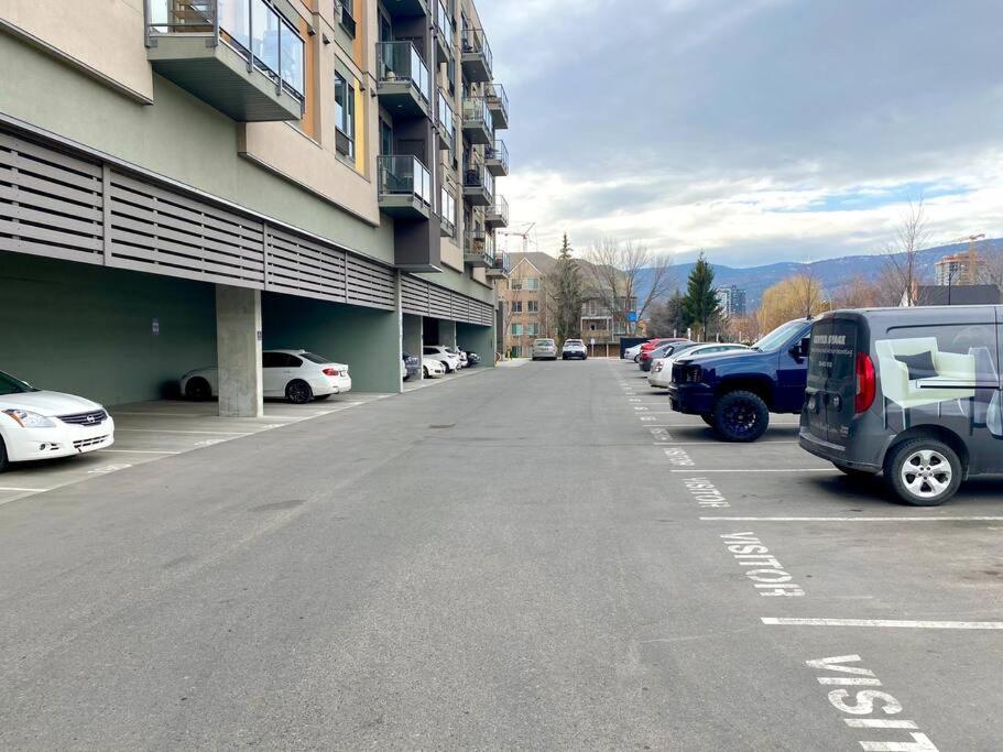 Modern And Cozy Courtyard View Apartment Kelowna Exterior photo