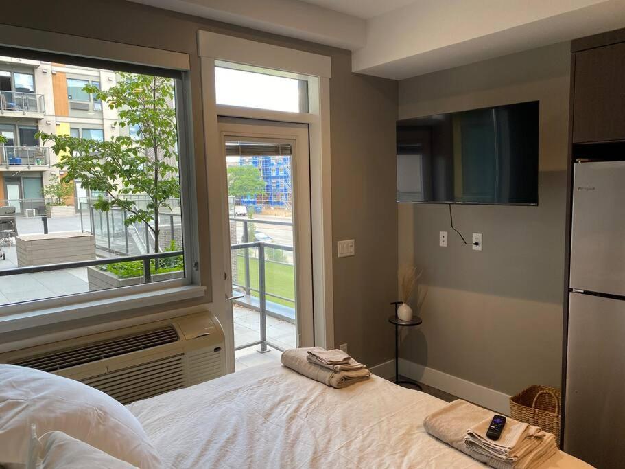 Modern And Cozy Courtyard View Apartment Kelowna Exterior photo